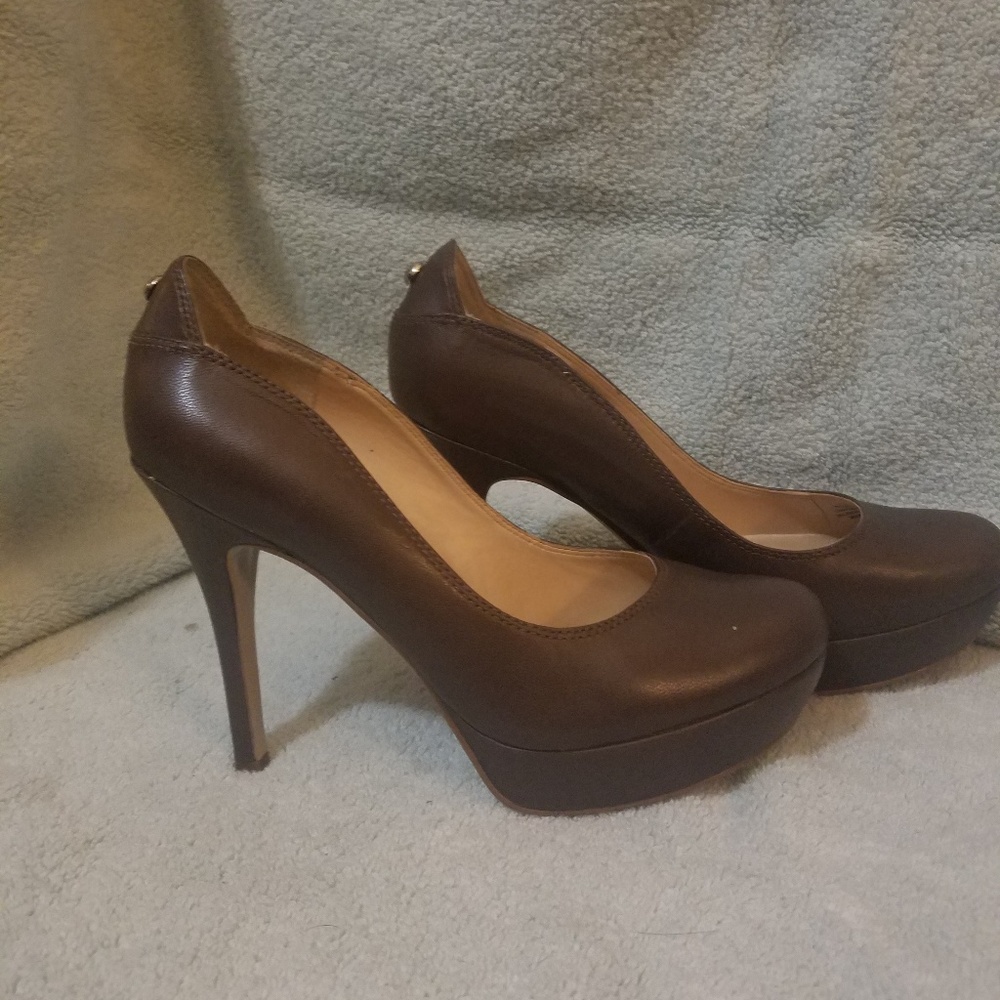 Guess pumps